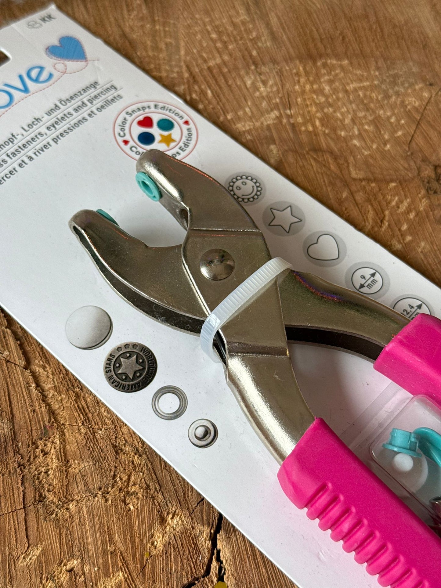 Pinke Sicherheitsaugen Zange